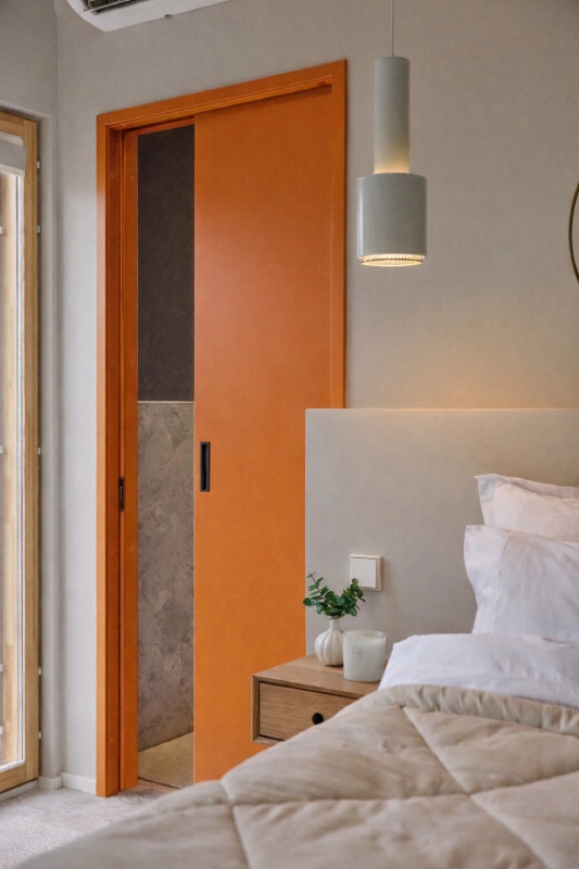 ovi omalla v&auml;rill&auml;